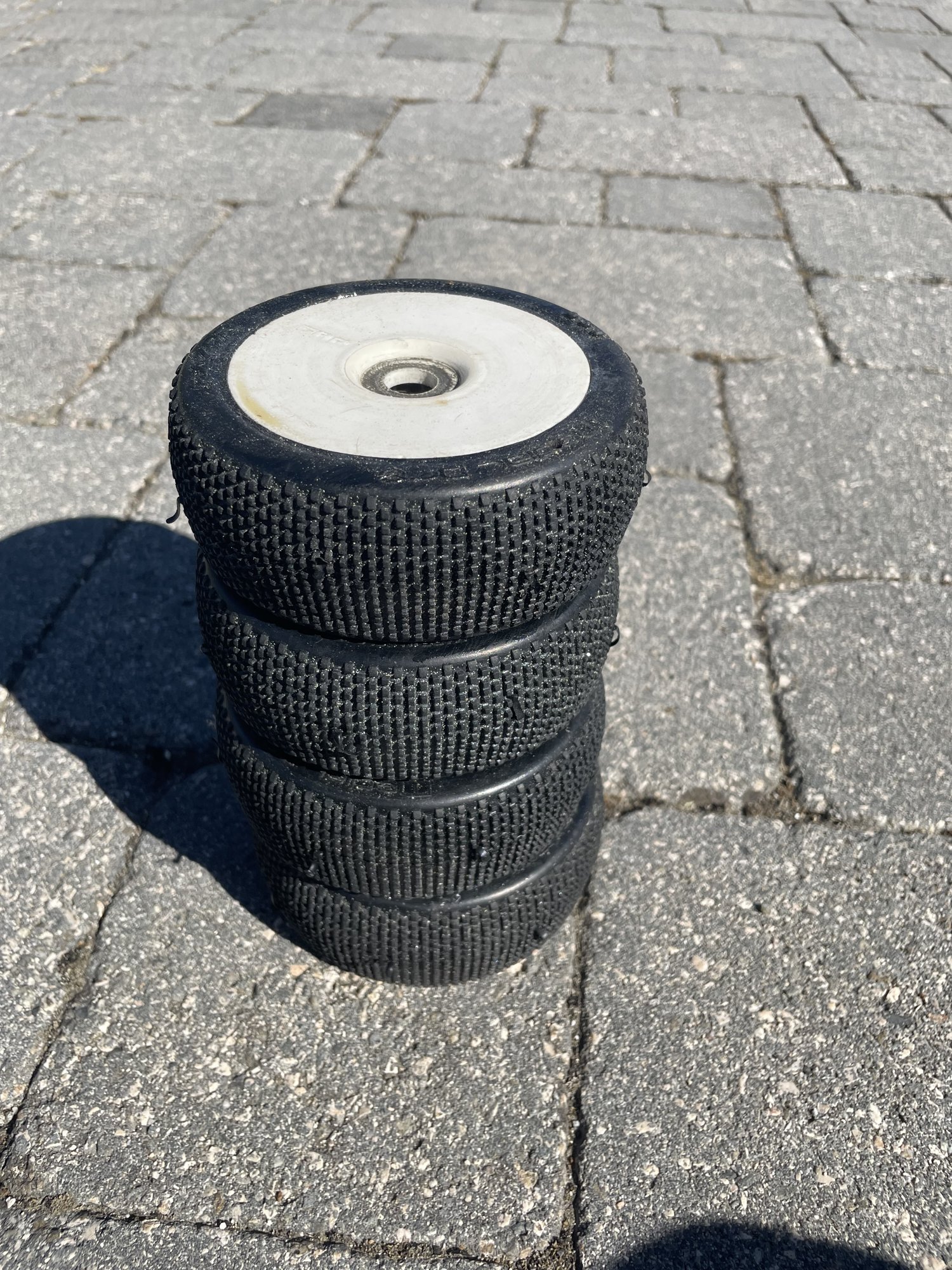 4 pneus TT 1/8 Medial Pro razor – Gomme Medium – Neufs montés sur jantes – Prêts à rouler 20 €, Divers, Comme neuf, Plaisance du touch, petite annonce RC sur Pitboard